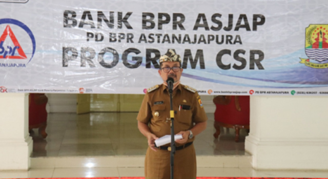 Bupati Cirebon Salurkan CSR BPR Astanajapura