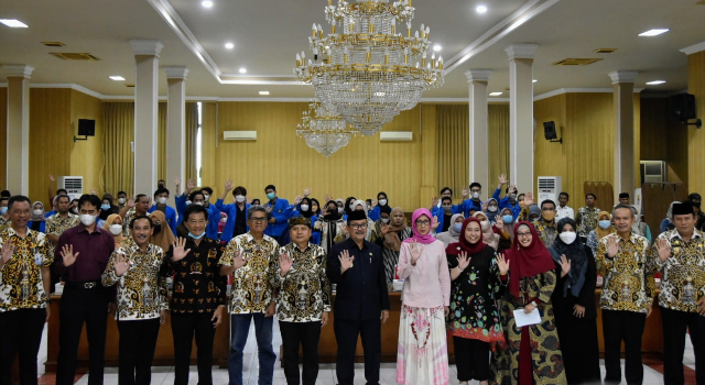 Bupati Cirebon Drs. H. Imron M.Ag membuka kegiatan Forum Discussion Group (FGD)