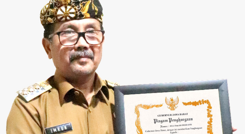 Bupati Cirebon dan RTIK Kabupaten Cirebon Raih Penghargaan Viral 2022