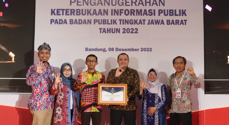 Pemkab Cirebon Raih Penghargaan Kabupaten Informatif **Dalam Ajang Anugerah Keterbukaan Informasi Publik Tingkat Jawa Barat 2022
