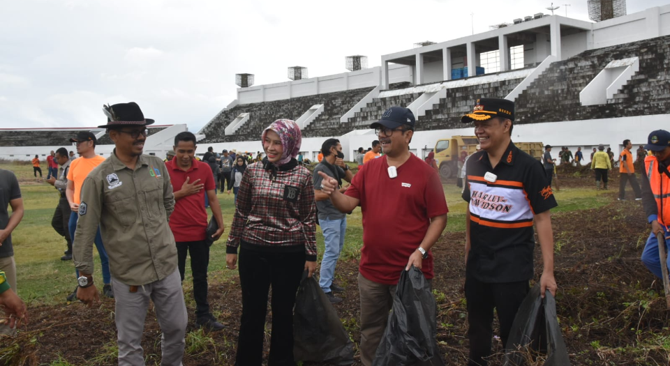 Bupati Cirebon beserta Jajaran Gotong Royong Bersihkan Sport Center Watubelah