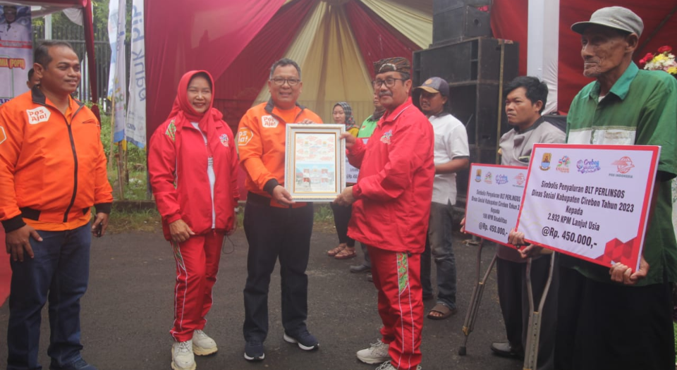 Ribuan Warga Kabupaten Cirebon Antusias Terima Dana BLT Perlinsos