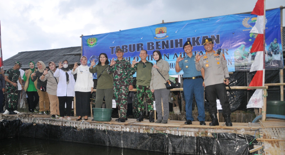Pangdam III/Siliwangi Tabur Benih Ikan di Desa Bandengan Cirebon