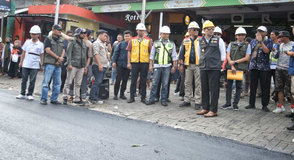INFRASTRUKTUR, Ridwan Kamil: Ada Tujuh Pekerjaan Perbaikan Jalan di Cirebon