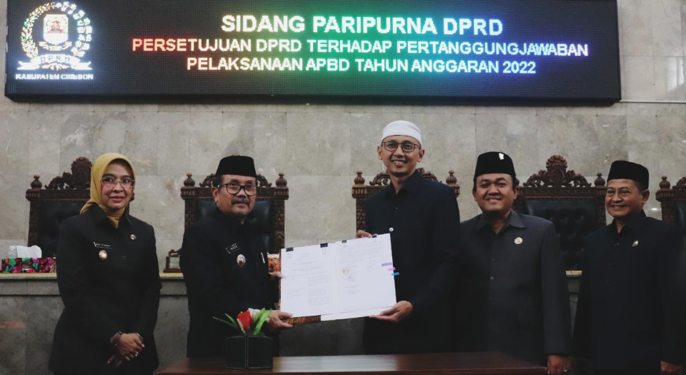 Hadiri Rapat Paripurna, Bupati Imron: Pemerintah Kabupaten Cirebon Terima Kritik dan Saran Demi Kemajuan Daerah