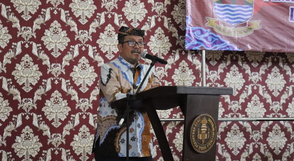 Bupati Cirebon Berikan Bantuan untuk Seratusan Lansia Terlantar