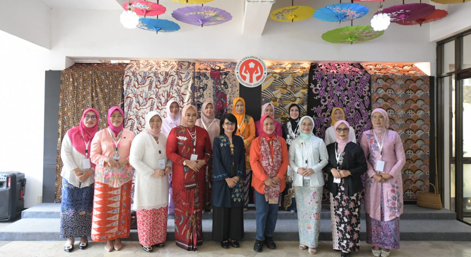 Dihadapan Ibu Negara Iriana Jokowi, Dekranasda Cirebon Ikut Promosikan Produk IKM